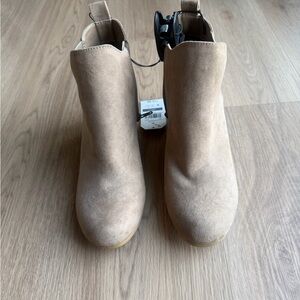 Tan Suede Ankle Boots Time and Tru Size 8 in Women